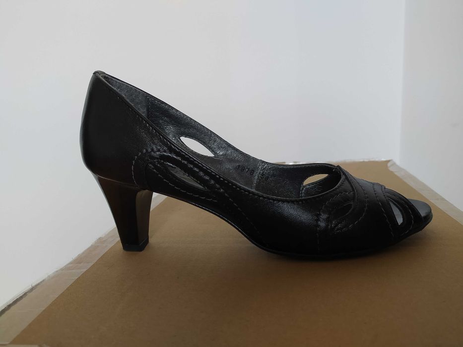 Buty na obcasie r.38