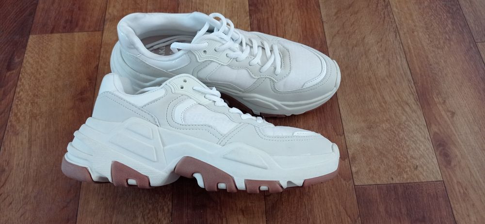 Buty sportowe bershka rozm. 40