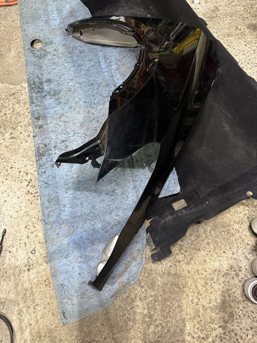 Крило праве Tesla model Y під ремонт