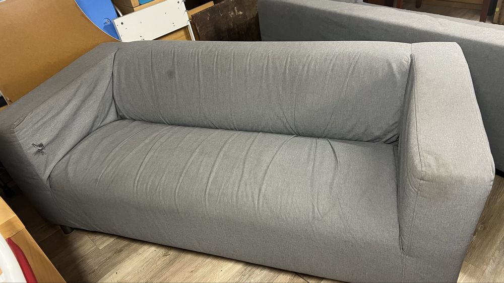 Sofá cinzento em tecido,