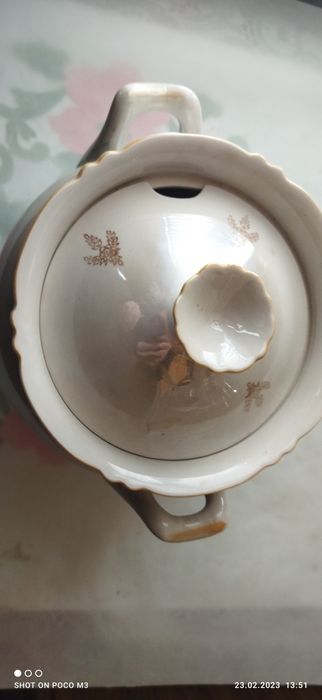 Керамические чайники , супница .