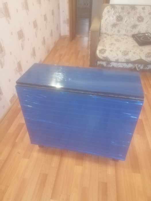 Продам обеденный стол книжку