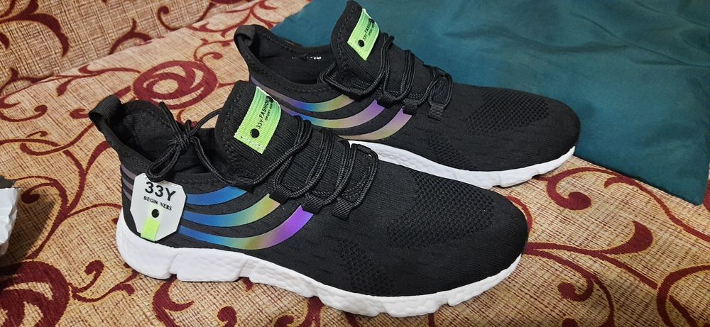 Подам кросівки і високі  і нескі шкіряні 44-45р