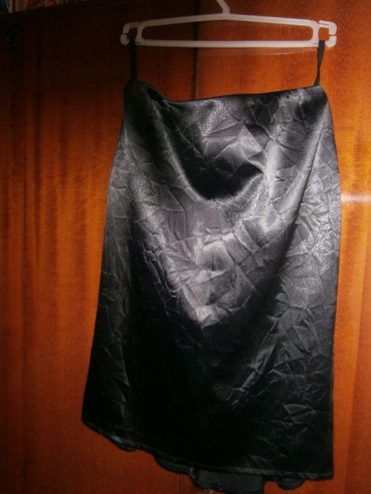 Спідниця чорна атласна