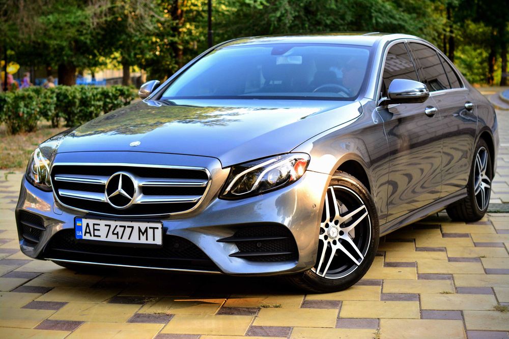 Mercedes Benz E клас E300 (2l turbocharged) 245 hp
The Best or Nothing! 
Власник. Гарна комплектація та стан сіл поїхав. Малий пробіг Україною. Правильний колір салону – чорний на чорному дереві. Коли ти їдеш в цьому авто - час наче завмирає. - Клімат-контроль - Підігріви сидінь - Carplay / Android auto - AMG обвіс
 - Дистанційне керування гаражними воротами  - аситстен контролю мертвої зони - активний паркувальний асистент - Пристрій упр. Зіткнення з активним митницею - ПАКЕТ ПАМ'ЯТІ (ВОД.СИДЕННЯ, РУЛ.КОЛОНКА І ДЗЕРКАЛО)/ Можливість керувати пасажирським - Зсувний скляний електролюк - АКП 9-СТУП. Королева коробок - немає з нею проблем взагалі!
- Пелюстки на кермі - АКУСТИЧНА СИСТЕМА PREMIUM "Burmeister" - Keyless-GO - Бездротове заряджання телефону - Відкриття «з ноги» багажника
 - і багато іншого як у Мерсах Е класу.