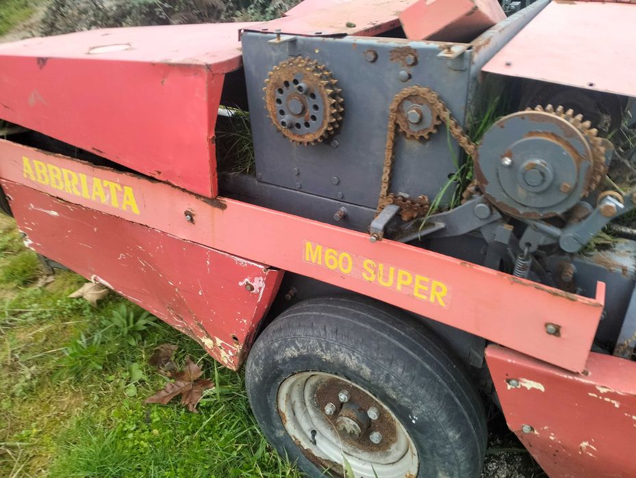 Enfardadeira a trabalhar