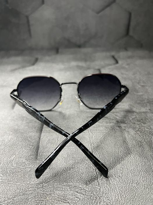 Солнцезащитные очки Prada