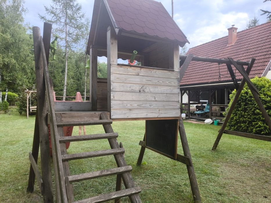 Drewniany domek dla dzieci