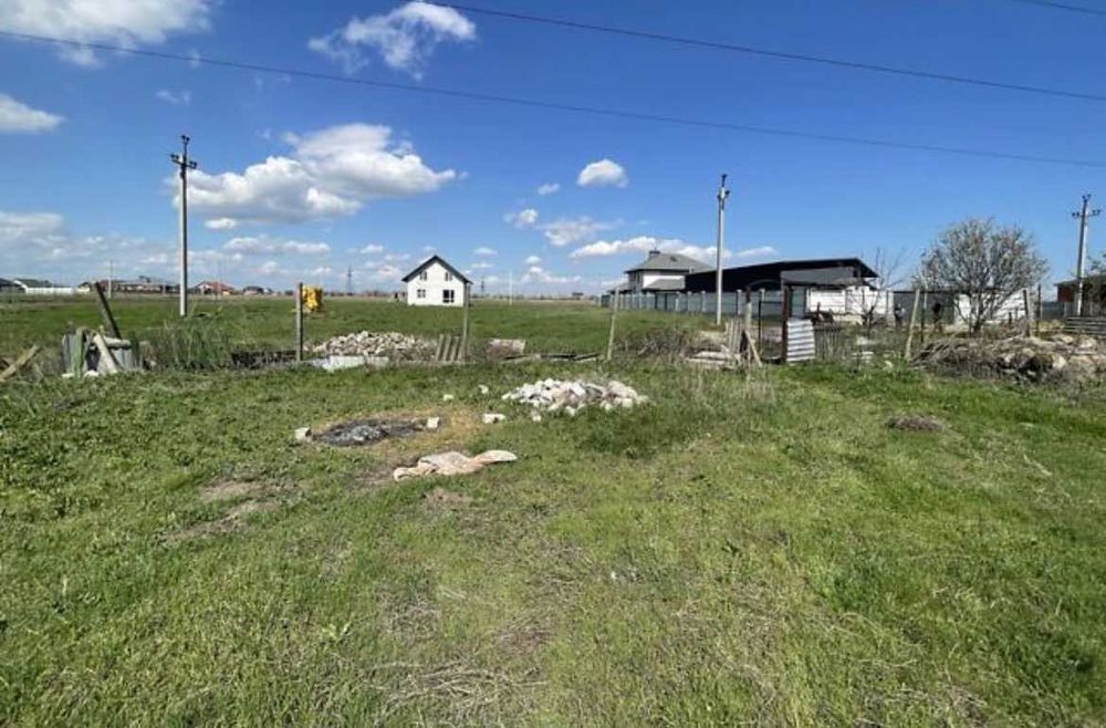 Продаж земельної ділянки у Центрі с. Молодіжне