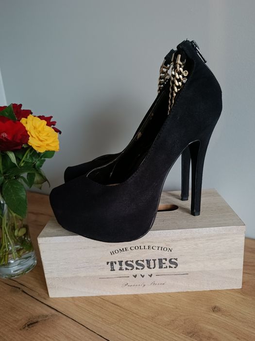 Czarne zamszowe szpilki ze srebrnym łańcuszkiem 38 new look