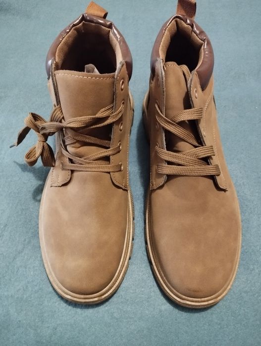 Botas novas de Khaki