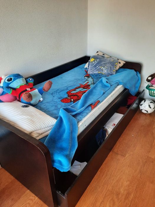 Vendo cama de solteiro sendo que tem outra cama como gavetão
