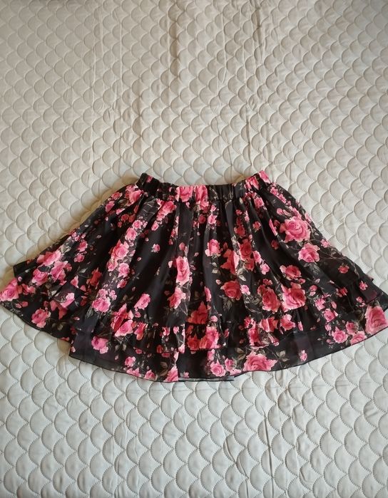 Spódnica mini krótka przed kolano czarna w różowe kwiaty M/L