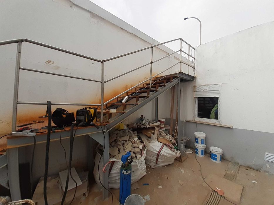 Executo diversos trabalhos de serralharia e bricolage