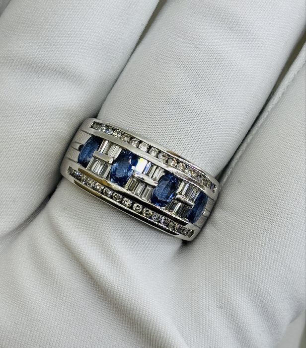 Золота каблучка з сапфірами та діамантами