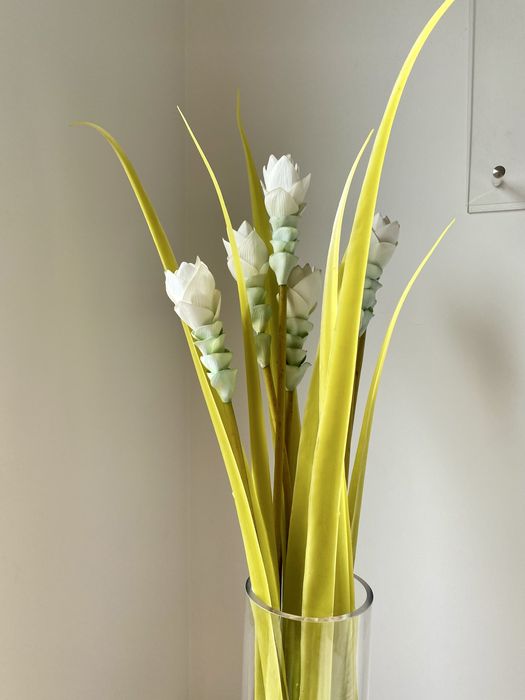 Jarra de vidro com arranjo flores brancas