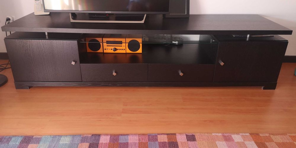 Móvel TV em preto com 2 gavetas e duas portas com prateleiras