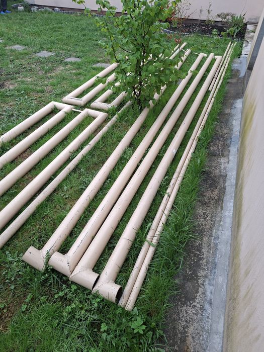 Rury, po instalacji grzewcze, zdemontowane.
