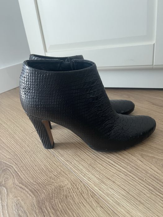 Sapatos e botins pretos