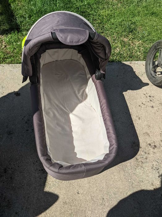 Cadeirinha de bebé com 3 rodas e Alcofa