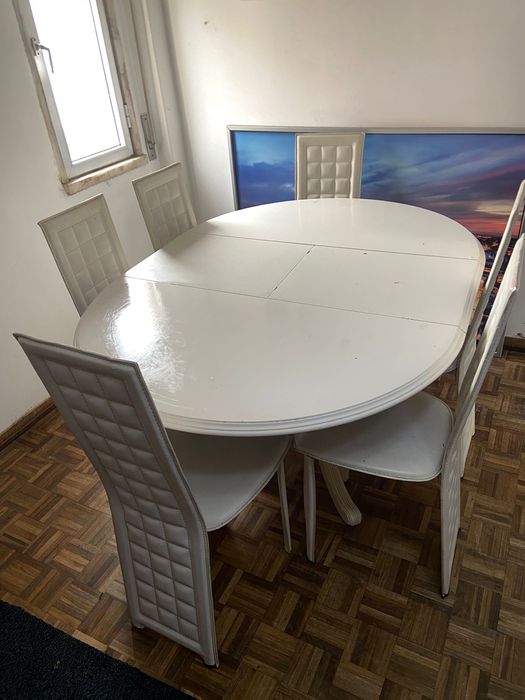 Mesa retratil 4/6 lugares com 6 cadeiras brancas