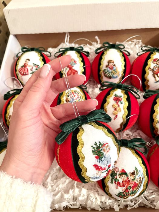 Вишиті новорічні іграшки на ялинку, у подарунковій коробці