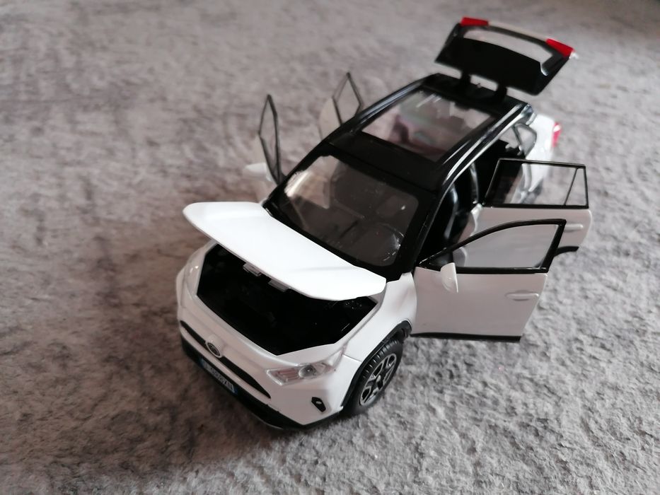 Autko Toyota RAV 4, model w skali 1:32 światła i dźwięk