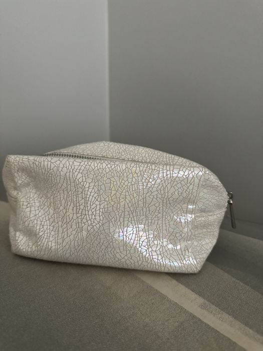 Biala kosmetyczka syrenka mieniaca sie