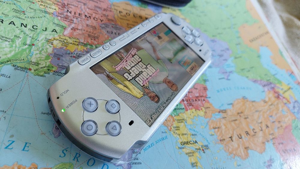 Konsola sony psp 3006 (3004) Mystic Silver 4gb 19 gier