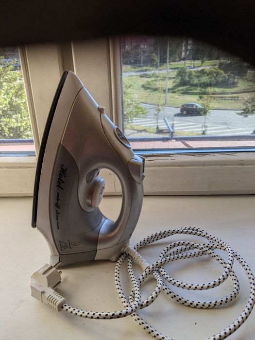 Утюг з відпарювачем