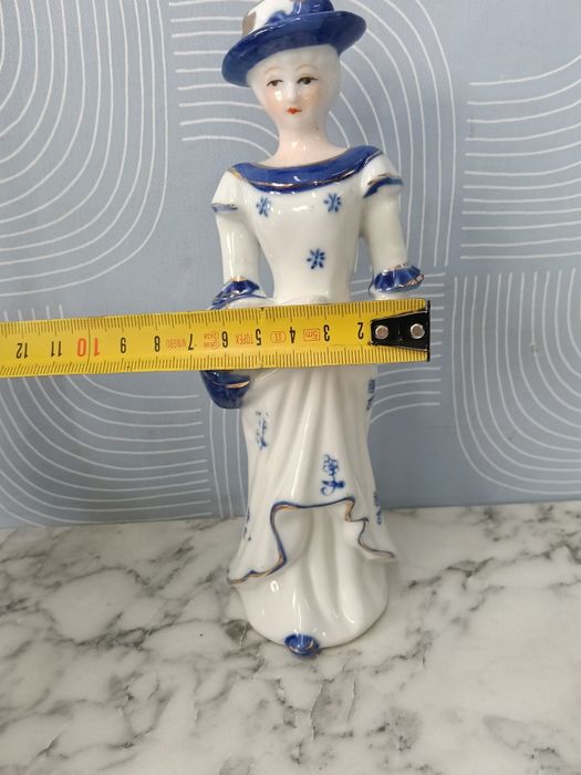 Figurka porcelanowa dama z koszem