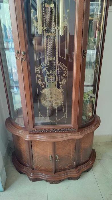 Relógio em madeira de nogueira maciça