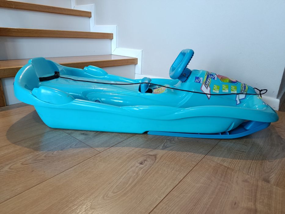 Sanki plastikowe z kierownicą