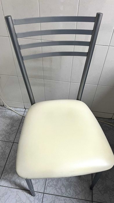 Mesa de cozinha com cadeiras