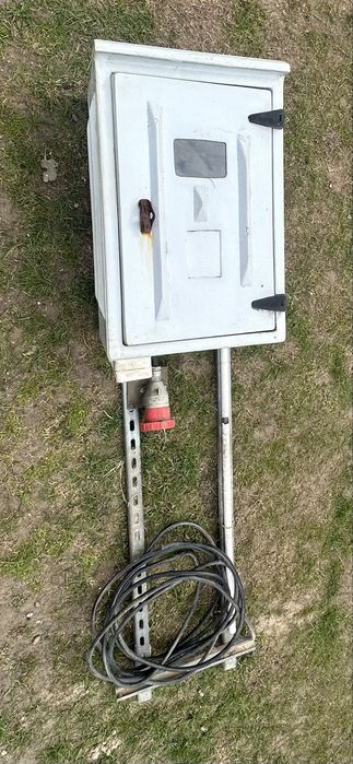 Skrzynka elektryczna z kablem prąd budowlany