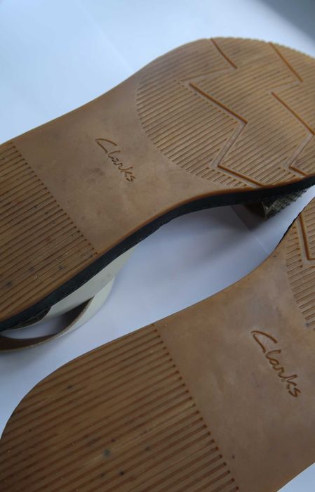 Шкіряні босоніжки clarks із зміїною шкірою