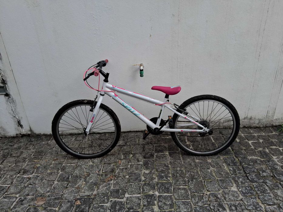 vendo bicicleta para criaça entre os 8 e os 12 anos (rosa e branca)