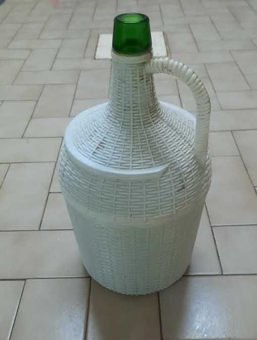 Garrafões de vidro de 5L.