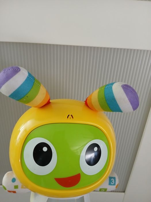 Boneco interativo, robot, musica e cores