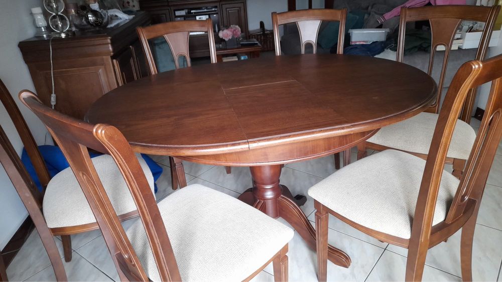 Mesa de jantar e cadeiras em Carvalho