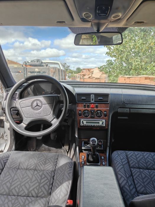 Mercedes C200 CDI, primeiro registo 1998, 350.000 kms, em bom estado geral, 2.000 euros