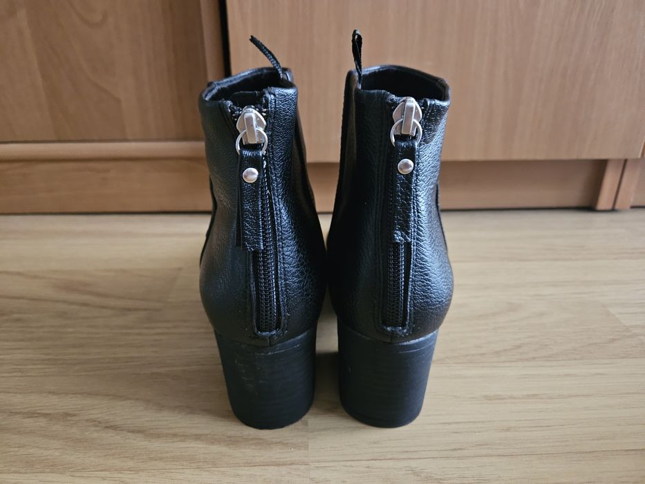 Czarne botki na obcasie 38