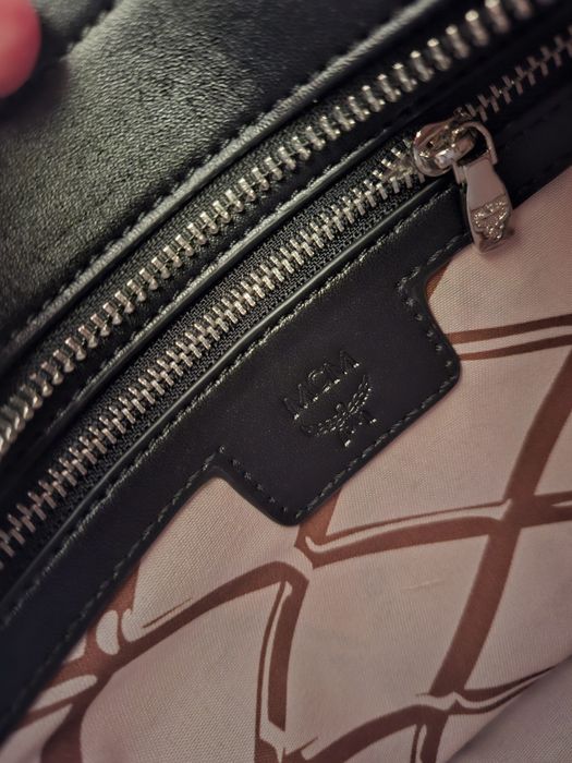 czarna torebka to model MCM Toni mała