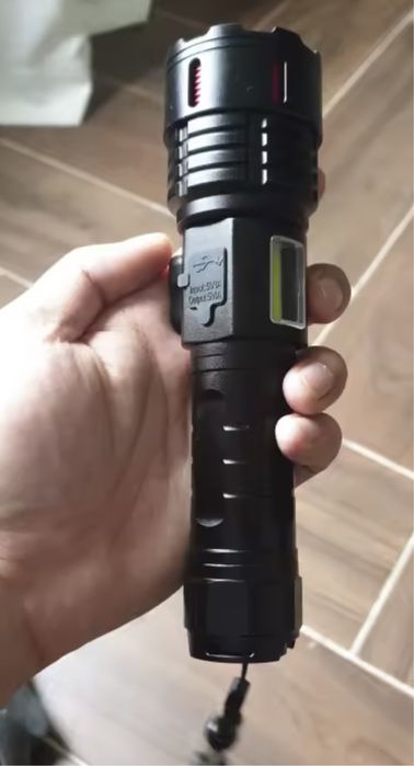 Потужний ліхтар новий заряджається