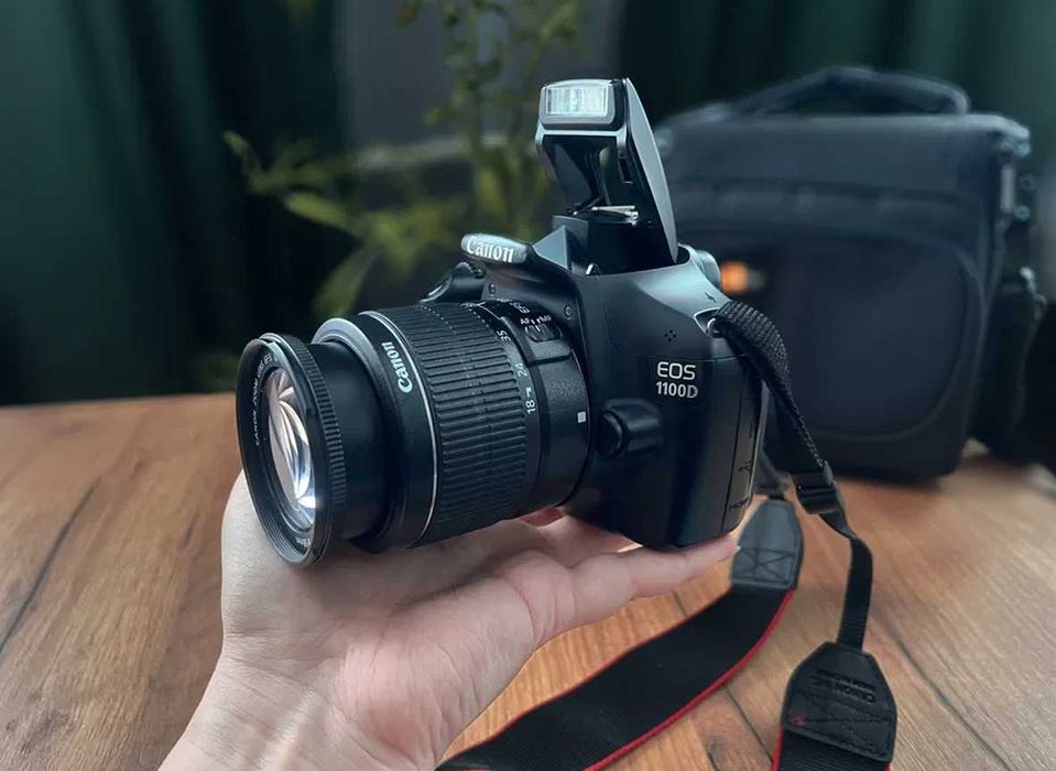 Дзеркальний фотоапарат Canon Eos 1100D : об'єктив, сумка. Чудовий стан