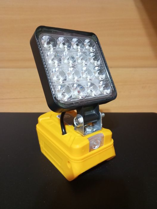 Аккумуляторный светодиодный фонарь (прожектор) DeWalt.