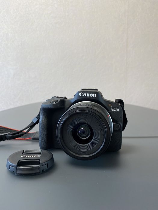Новий фотоапарат Canon R50