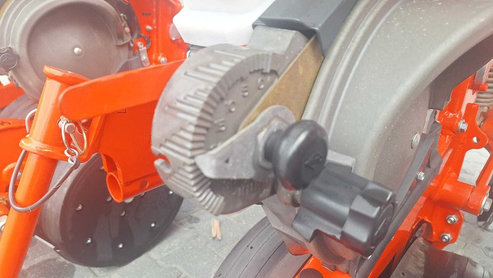 Siewnik punktowy pneumatyczny Kuhn Maxima 3 TS 6-rzędowy