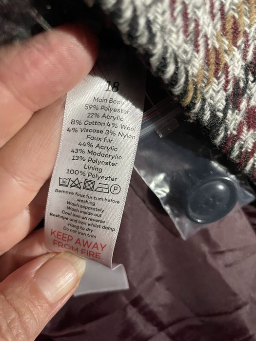 Трендове демі пальто з хутряним коміром