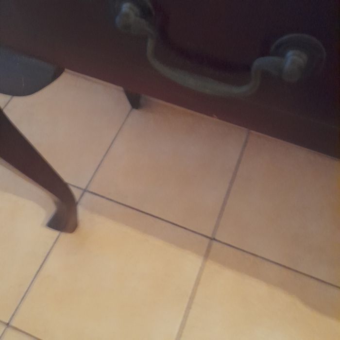 Mesa de madeira castanho escuro